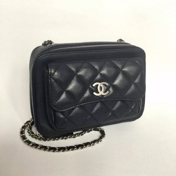 AUTHENTIC Chanel NAVY Leather Quilted Camera Bag - Picture 1 of 8
